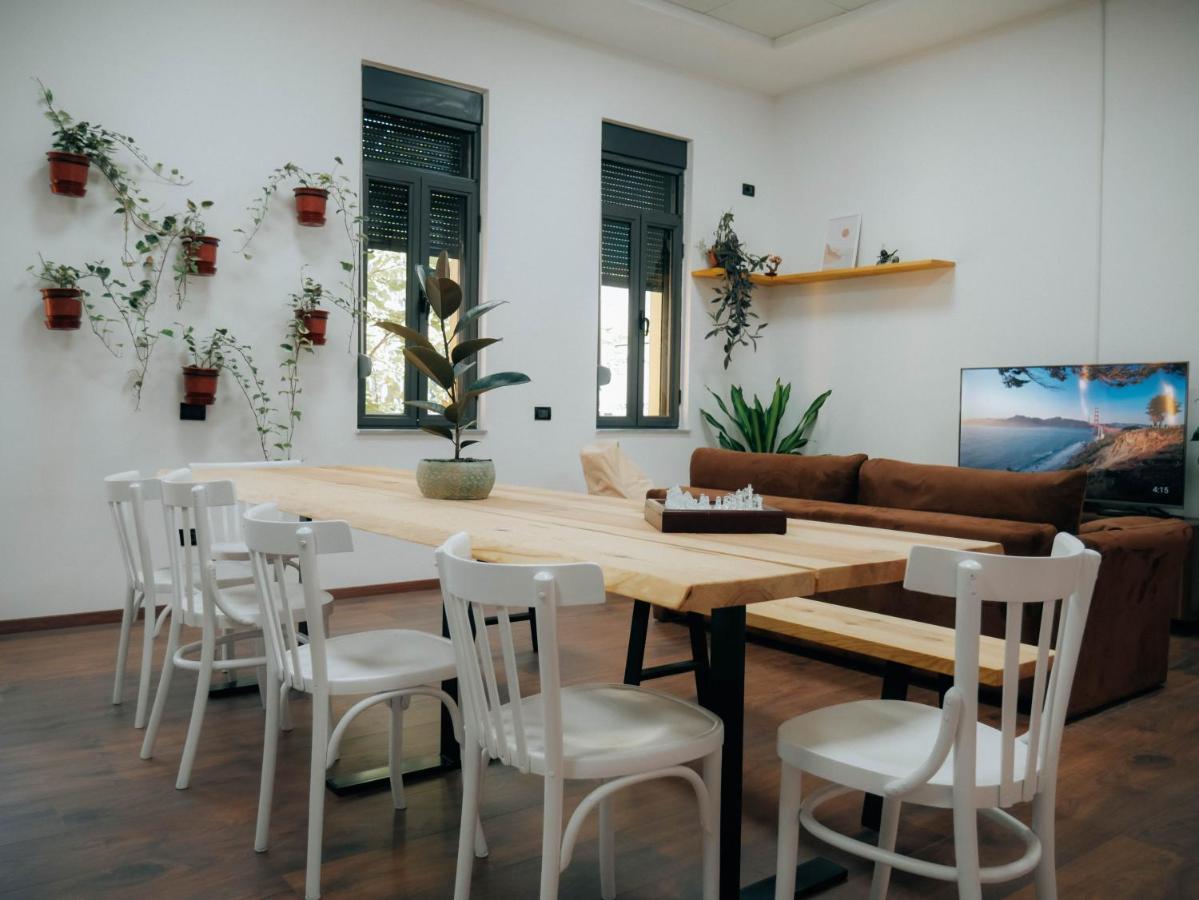 The Maze Hostel Tirana Exteriör bild