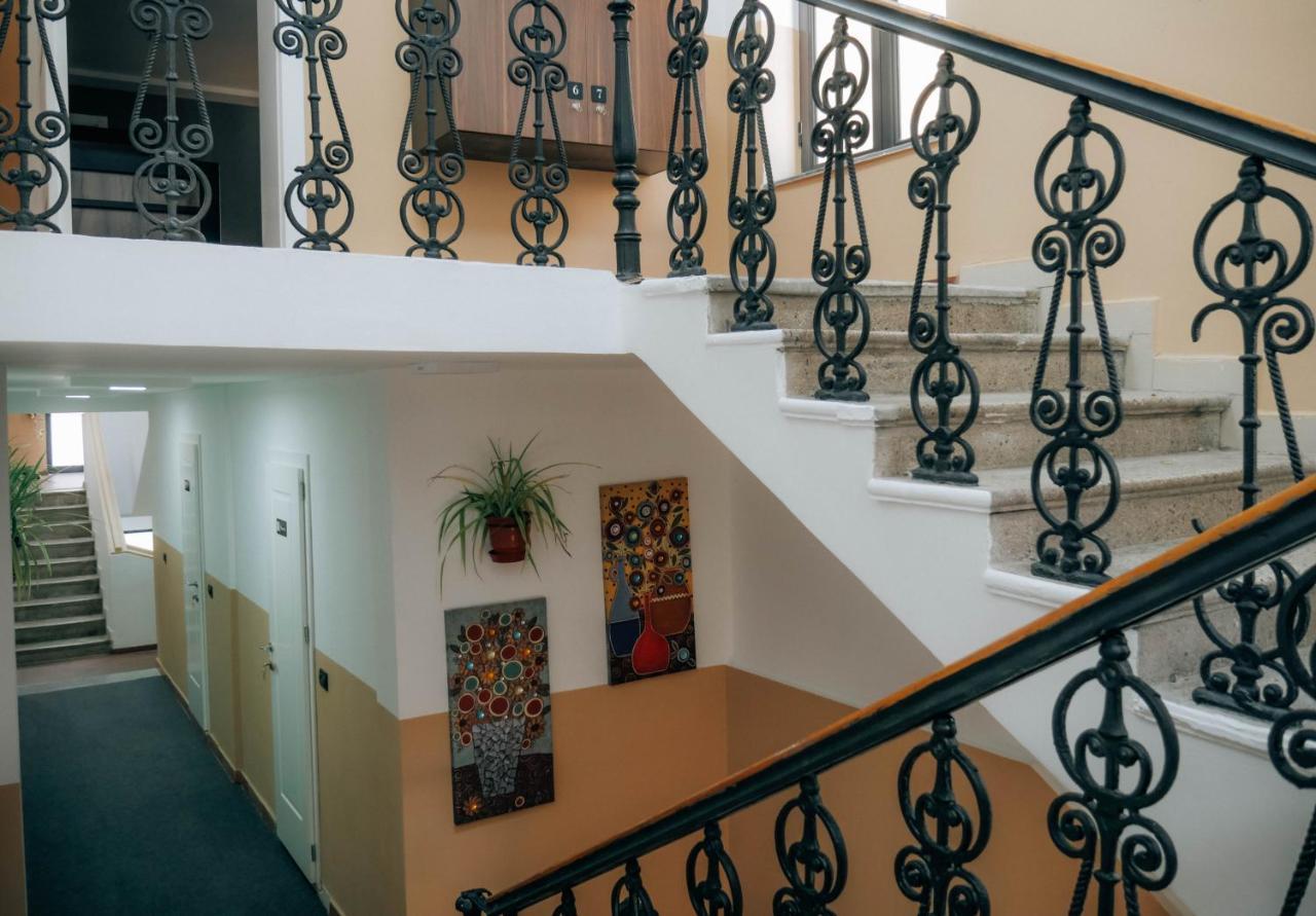 The Maze Hostel Tirana Exteriör bild